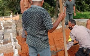 Bhabinkamtibmas Polsek Indrapura, Bripka Suyitno Bantu Warga Menggali Kubur
