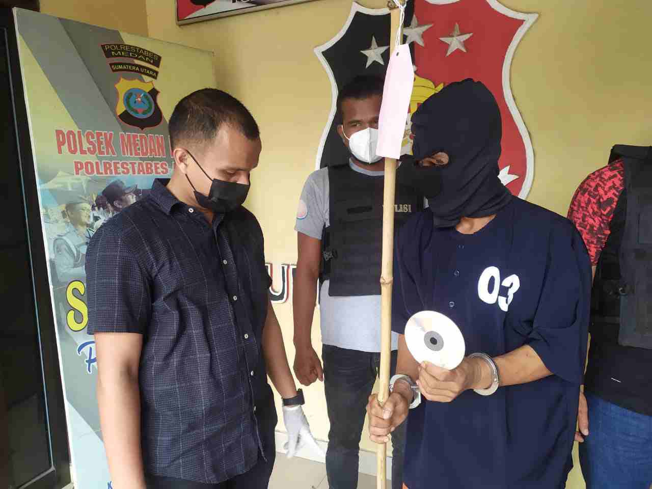 Polsek Medan Helvetia Press Rilis Kasus Pencurian Dengan Menggunakan Sepotong Bambu
