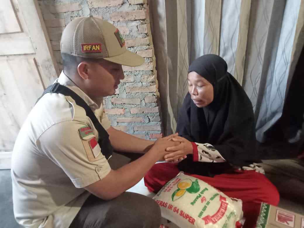 Disambangi Pemuda Muhammadiyah Pederita Lumpuh di Desa Tanah Merah Menangis