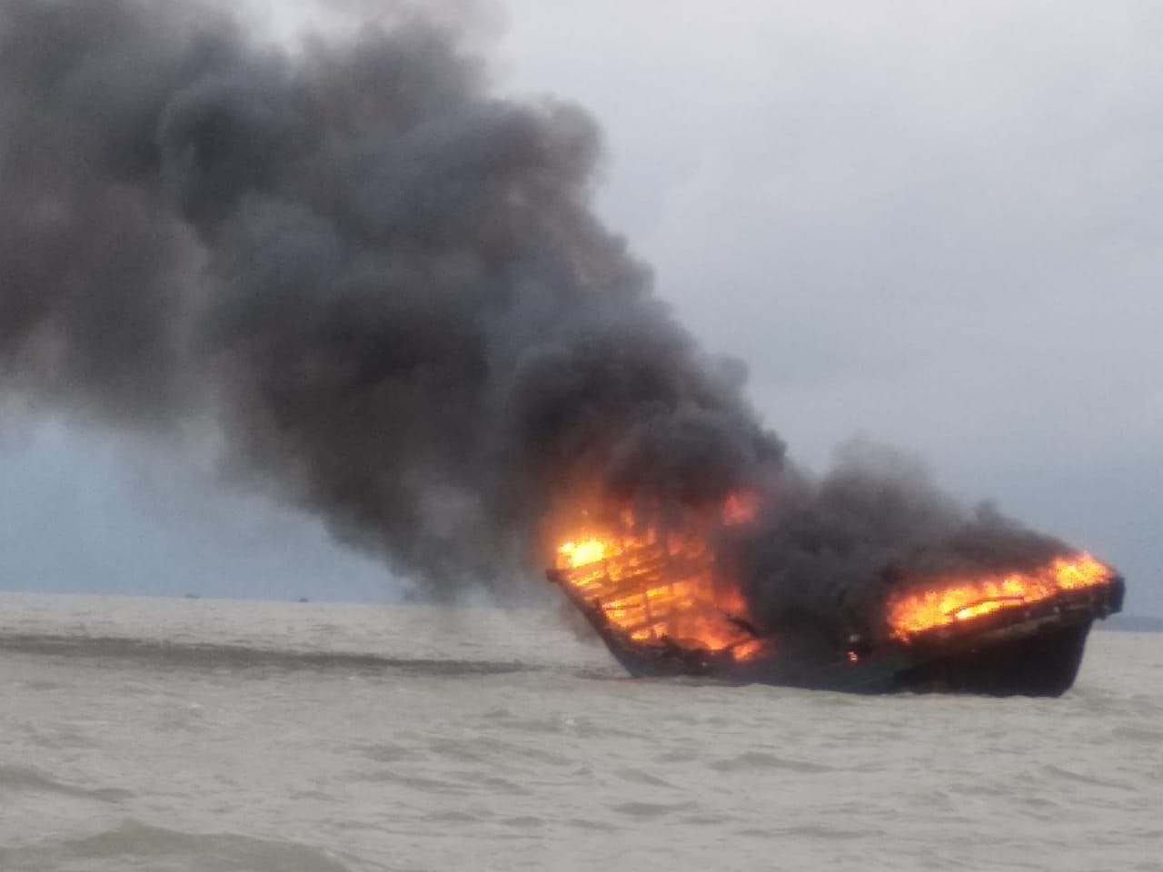 Kapal Motor Terbakar di Laut Tanjung Api, Belasan ABK Terpaksa Terjun Kelaut