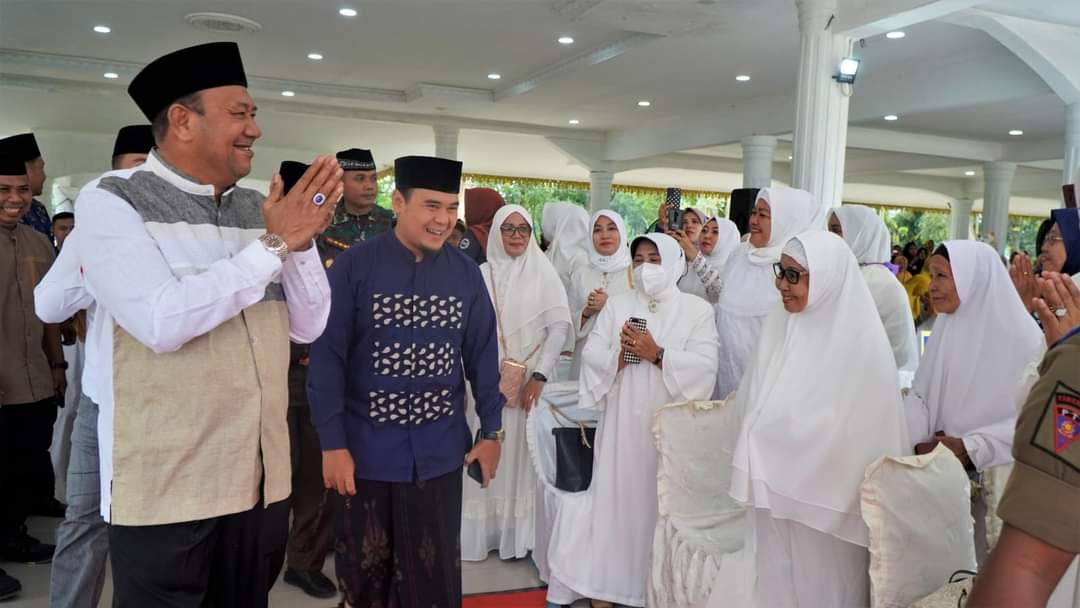 Plt Bupati Syah Afandin bersama Ustad Hilman saat acara Tabligh Akbar Isra Mi'raj. Kamis (09/03/2023). (Foto : ist).